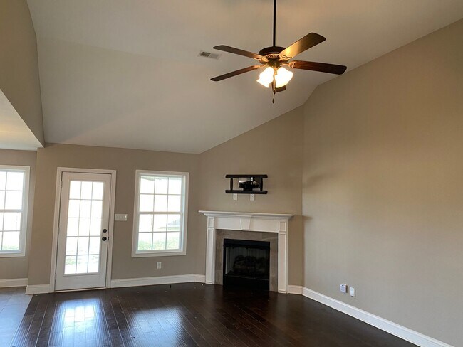 Photo - Beautiful 3 bed 2 bath home with Bonus room! Close to shopping and Ft. Campbell.