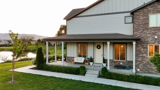 Photo - 1871 Springwater Ln