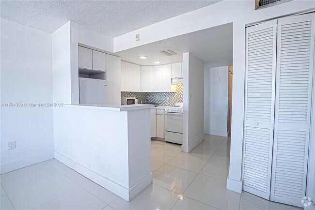 Building Photo - 1575 Euclid Ave Unit PHD Rental