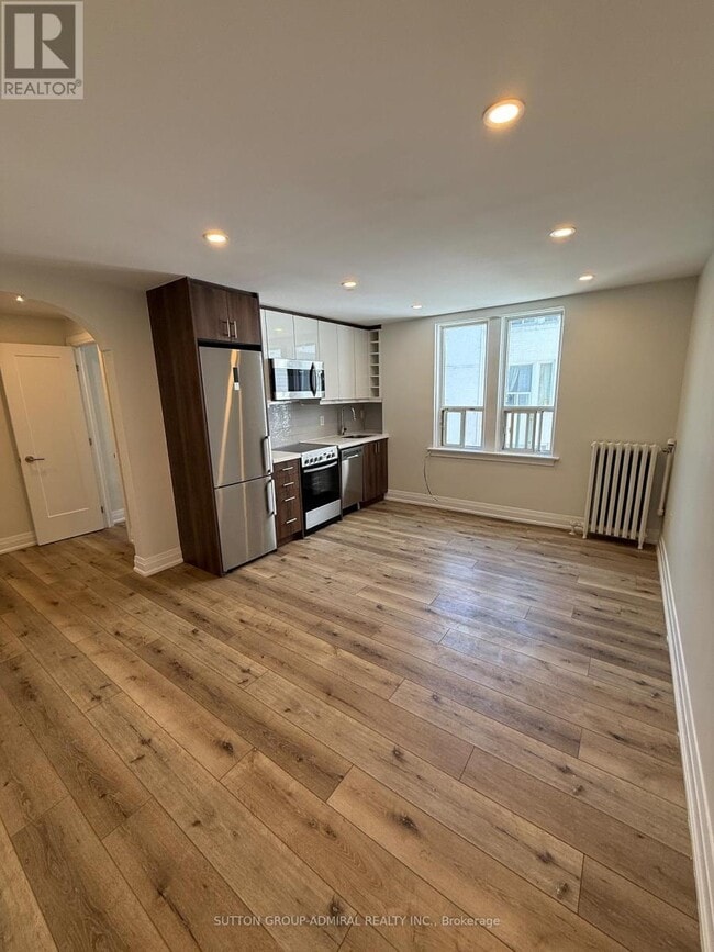 Photo - 697 Eglinton Ave W