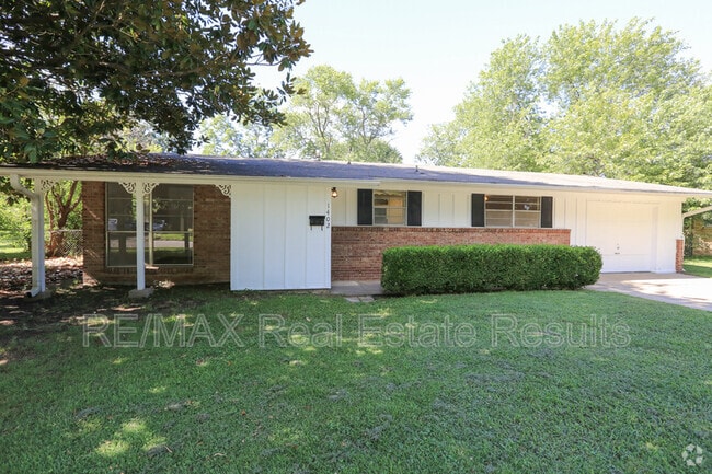 Building Photo - 1402 Lawrence Ave Rental