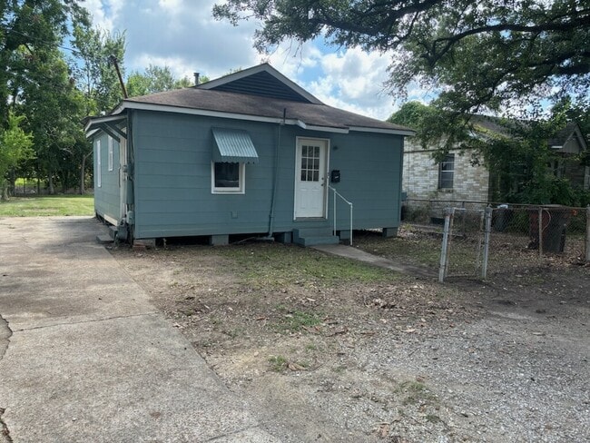 Building Photo - 8840 Thelma St