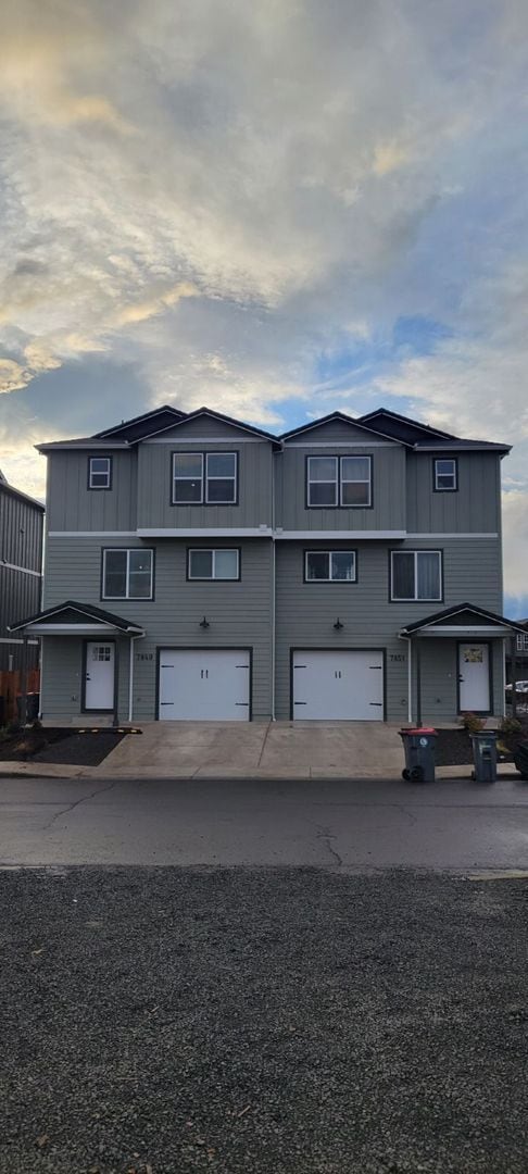 Photo - 3 Bedroom, 2.5 Bath Unit in Single Family ...