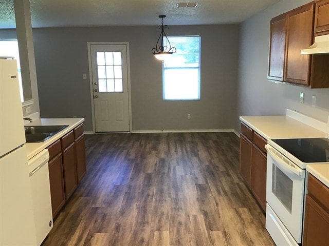 Photo - 1313 Cherokee Rose Ln