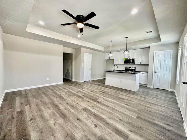 Building Photo - 4302 Hirsch Rd Unit B Rental