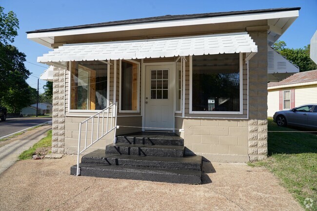 Building Photo - Rustic Home in Heart of Martin!