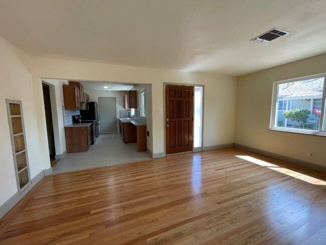 Building Photo - Tahoe Park 2 Bedroom