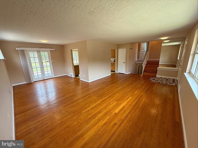 Photo - 7104 Adelphi Rd