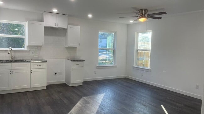 Building Photo - Beautiful house, perfect for families!!