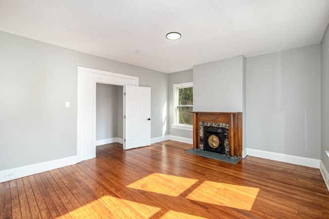 Photo - 118 E 19th St