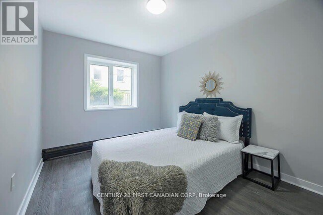 Photo - 871 Adelaide St N