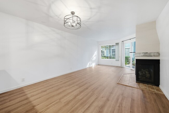 Building Photo - Meticulously Maintained 1 Bedroom Condo in a Wonderful Neighborhood in Orange Unit 94