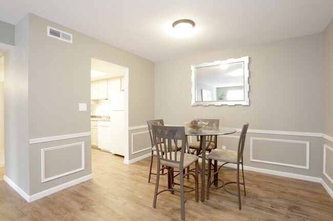 2HAB, 1BA - Área de comedor - Andover Park