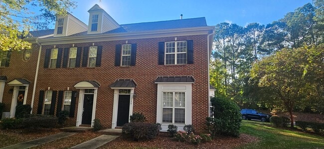 Building Photo - Darling 2br/2.5ba end unit townhome in Exc...