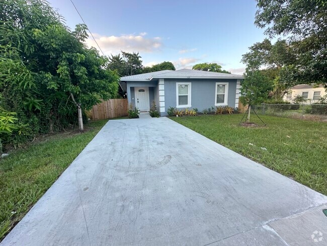 Building Photo - 723 20th St Rental