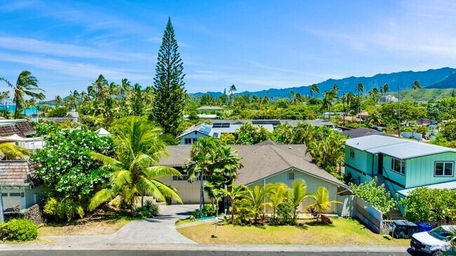 Building Photo - Large Kailua Beachside Home w/ beautiful y...