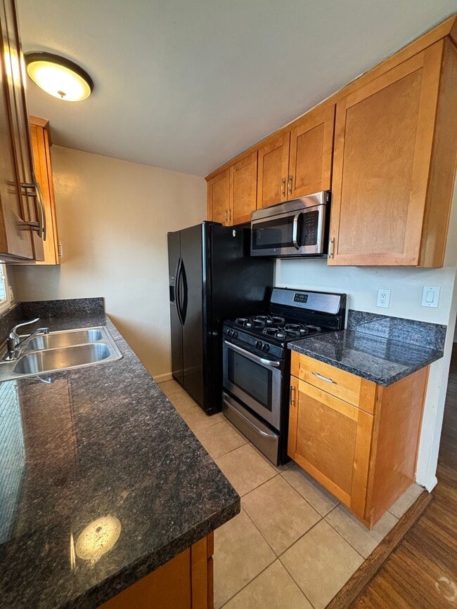 1700-1702 W Victory Blvd