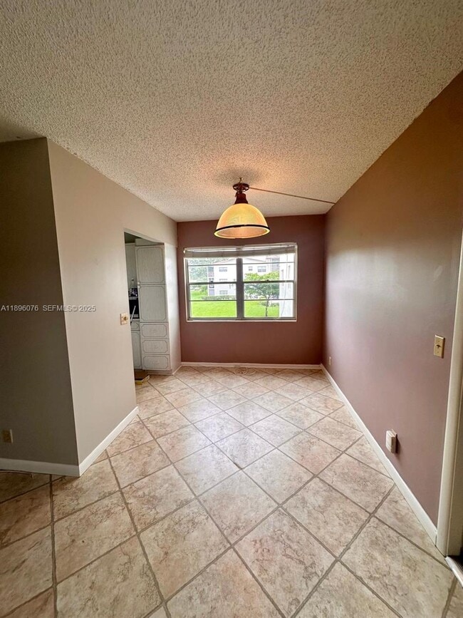 Photo - 402 Fanshaw J Unit 402