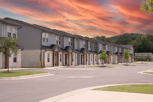 Building Photo - 2 bedroom 2.5 bath townhome located in Fayetteville AR!