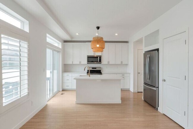 Like New Chic, Modern Spotless w 2 car attached