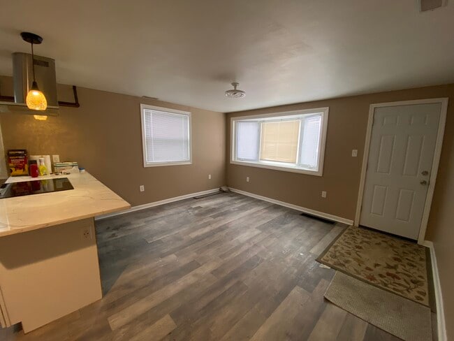 Sala de estar con entrada principal - 2850 S 35th St