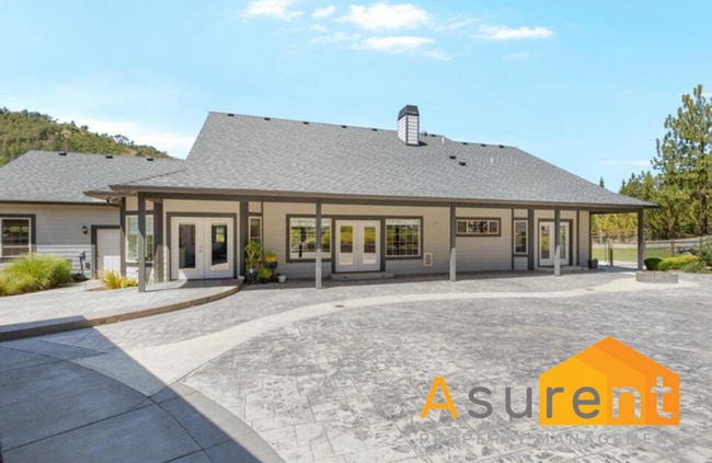 Photo - Peaceful Country Living- 3 Bedroom- 3 Full Bathroom Home in Rogue River