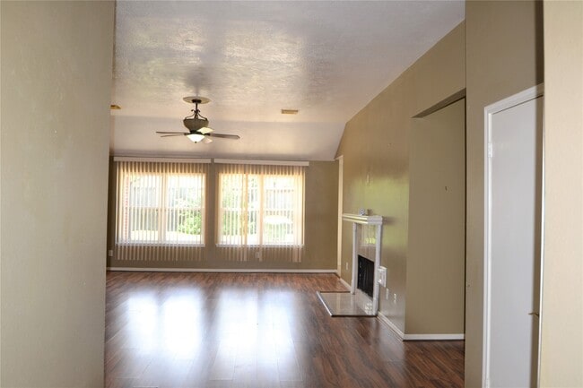 Photo - 2818 Russett Pl W