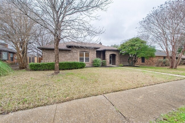 Building Photo - 2901 Hampshire Dr