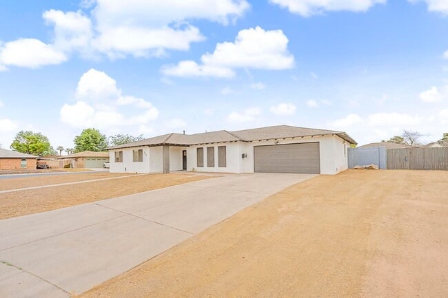 Photo - Tempe 5 bedroom 3 bath with pool and HUGE yard