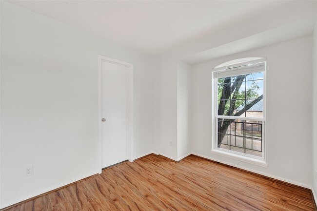 Photo - 500 N Post Oak Ln