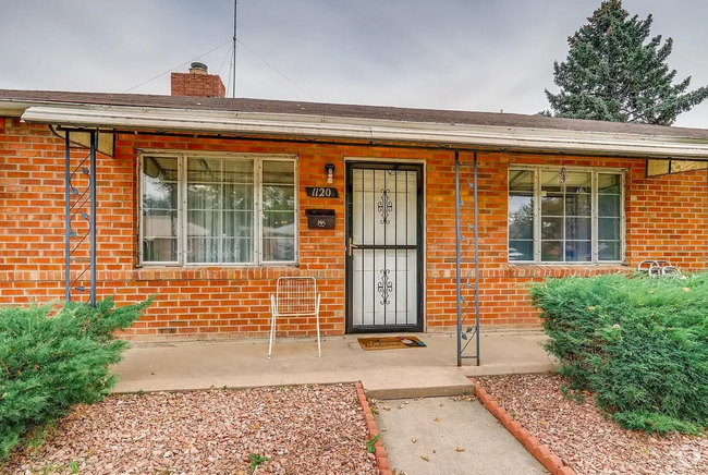 Building Photo - 3 bedroom / 2 bathroom house with large ba...