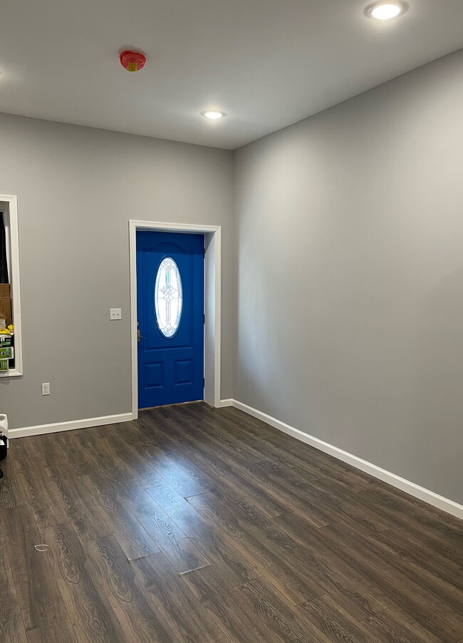 Building Photo - Blue Door Unit 1 Rental