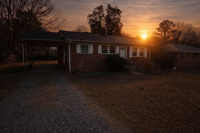 Building Photo - 310 Bruce St