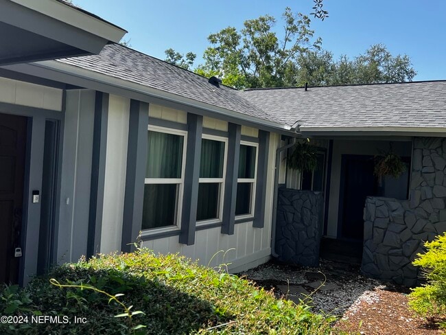 6137 Island Forest Dr