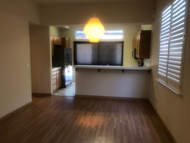 Photo - 537 Edenderry Dr