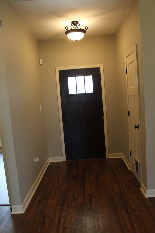 Building Photo - 3 Bed/2 Bath Home - Desirable Planter's Ridge Subdivision/CBA Schools