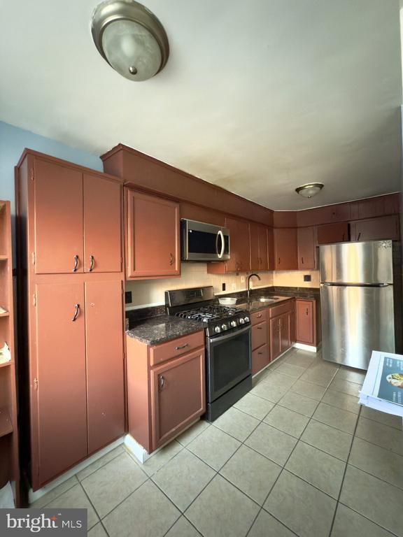 Photo - 8729 Ditman St