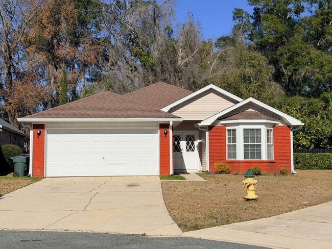 Building Photo - SummerBrooke Home, Plenty of Sunshine, Privacy, & Backyard Space!