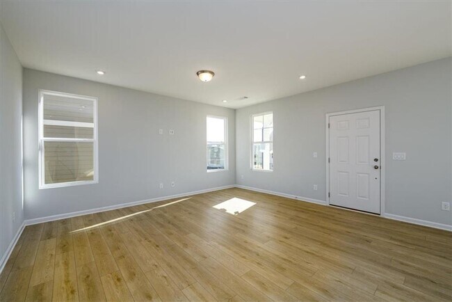 Photo - 849 York Aly