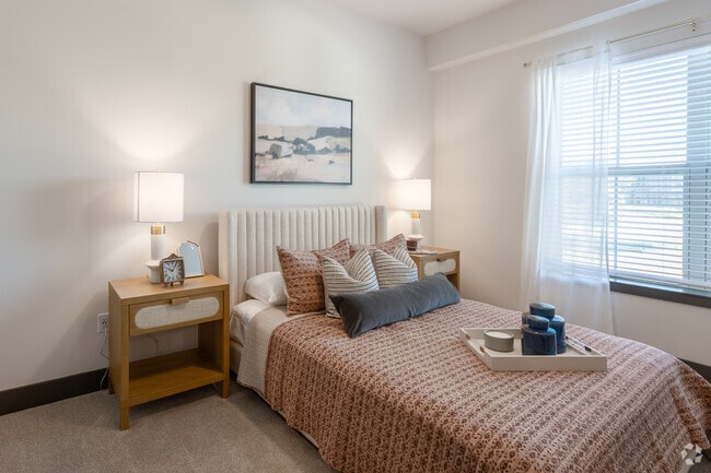 1BR, 1BA - 773SF - Bedroom