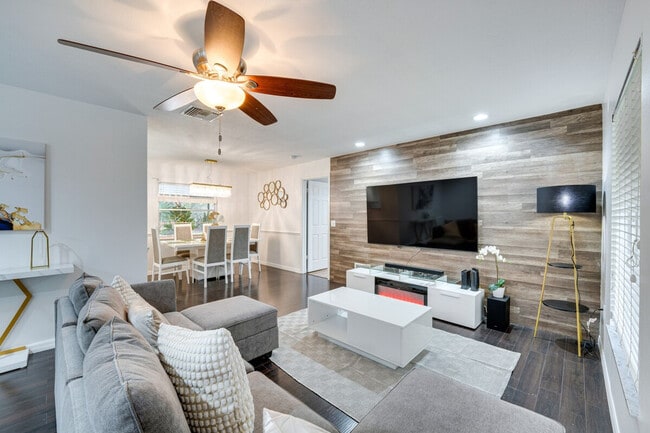 Building Photo - 8644 Sandberry Blvd Unit ID1386071P