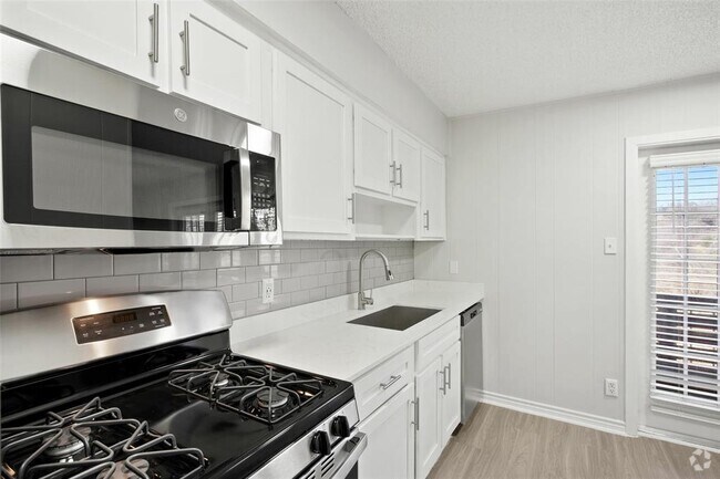 Building Photo - 1302 W 24th St Unit C-112 Rental