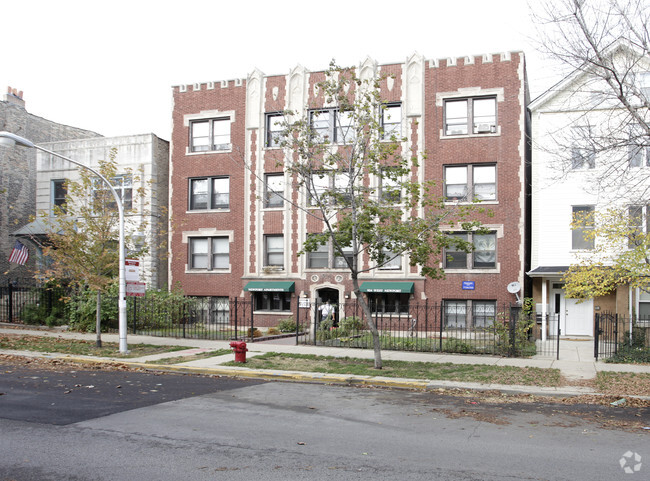 924 Newport in Chicago's Beautiful Landmark District - 924 W Newport Ave Apartments