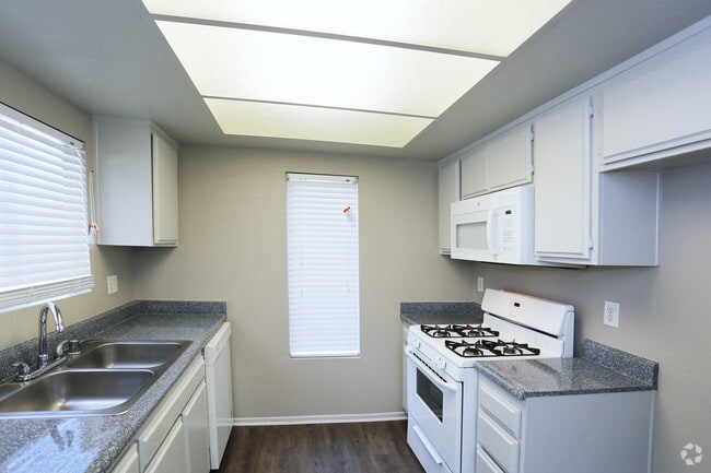 2HAB, 2BA - 824 ft²