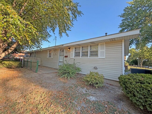 Building Photo - 925 S Link Ave