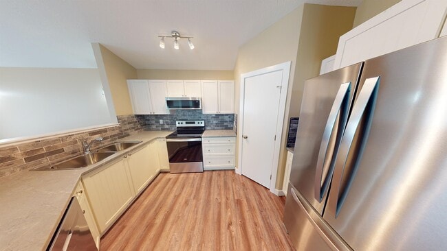 Photo - 7418 B 114 St