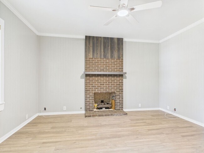 112 W Hackberry St