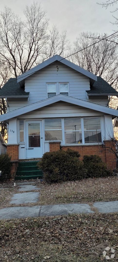 Building Photo - Three Bedroom One and a Half Bath House