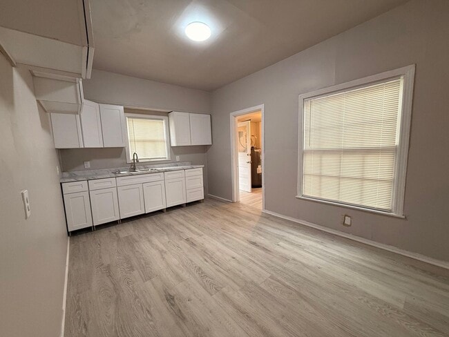 Photo - 603 College St