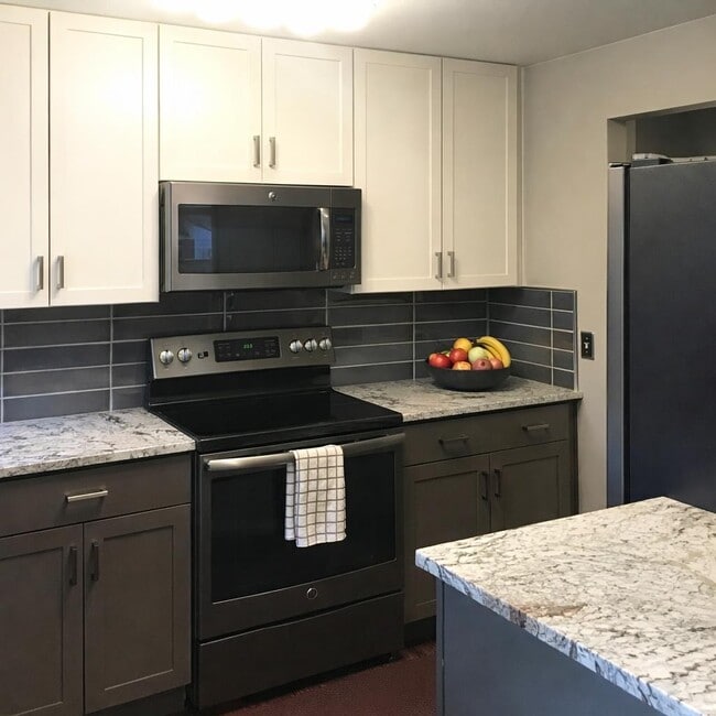 Kitchen - 1105 N Sherman St Unit 2